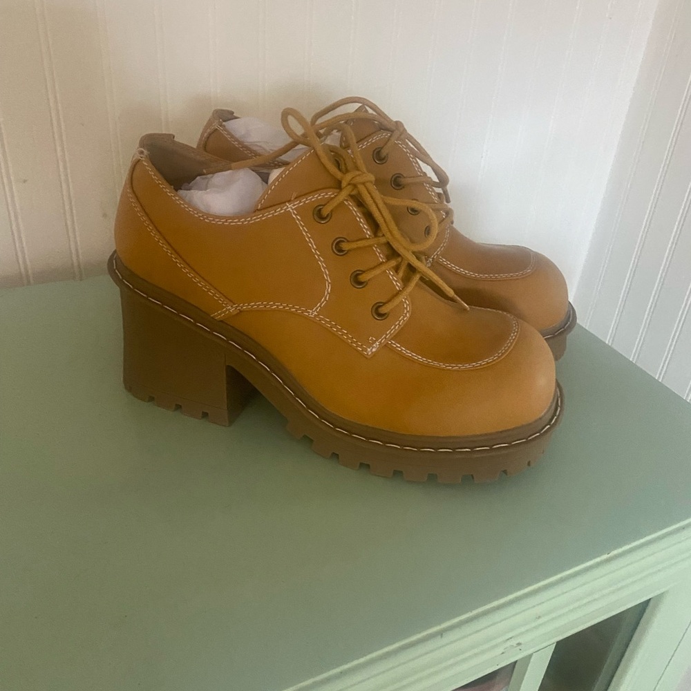 Women's Tan Chunky Heel Lace-Up Shoes Delia’s Brand NEW